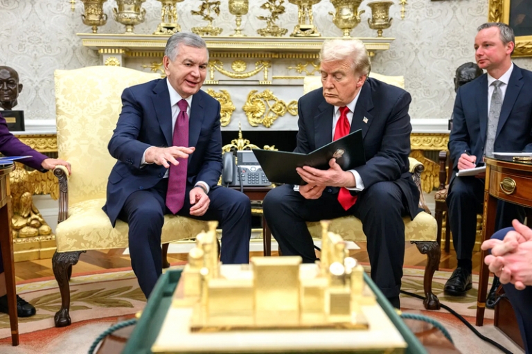 На фото: президент Узбекистана Шавкат Мирзиёев во время встречи в Белом доме вручил президенту США Дональду Трампу памятные подарки. Он преподнёс макет архитектурного комплекса Регистан и книгу Трампа «Искусство сделки», переведённую на узбекский язык.