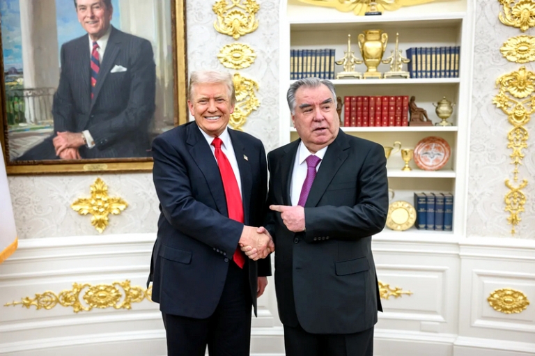На фото: во время встречи Дональда Трампа с президентом Таджикистана Эмомали Рахмоном.