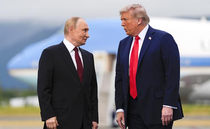 На фото (слева направо): президент России Владимир Путин и президент США Дональд Трамп во время встречи на территории военной базы Элмендорф - Ричардсон.