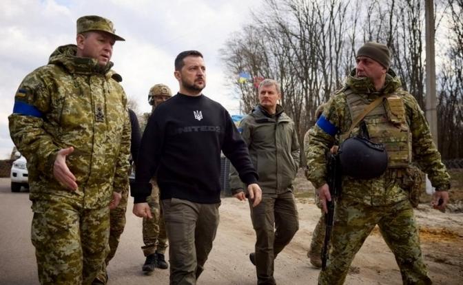На фото (второй слева): Владимир Зеленский.