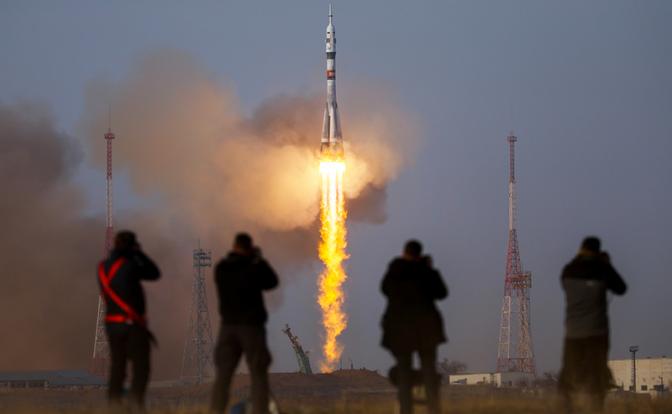 Отечественной космонавтике желательно сменить орбиту, с МКС даже Москву еле видно