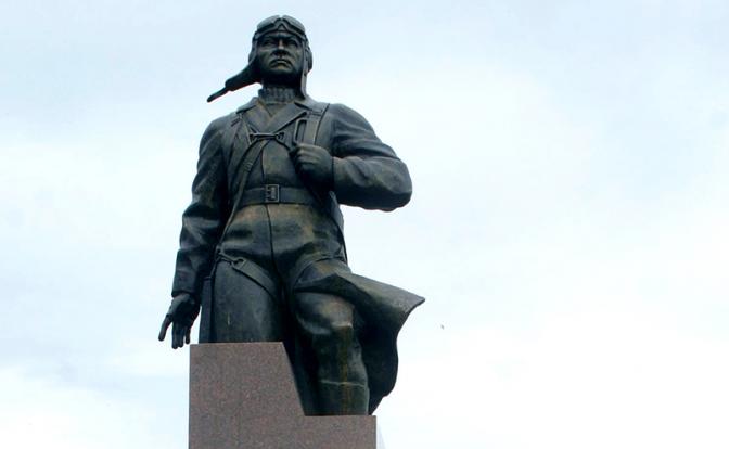На фото: памятник Герою Советского Союза летчику-истребителю Алексею Маресьеву