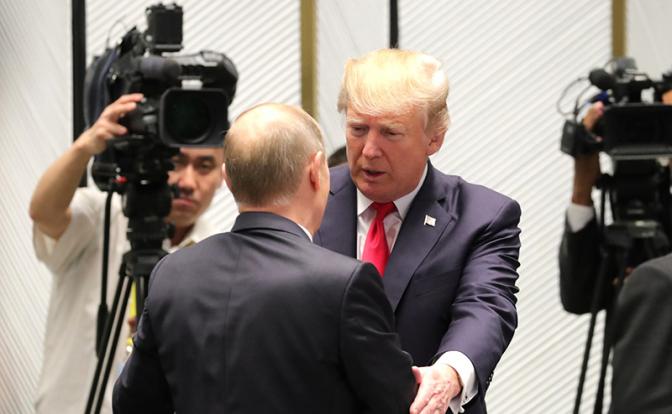 На фото (слева направо): президент России Владимир Путин и президент США Дональд Трамп.