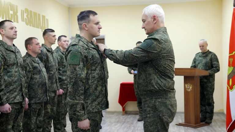 На фото: министр обороны РФ Андрей Белоусов вручил государственные награды отличившимся военнослужащим группировки «Запад».