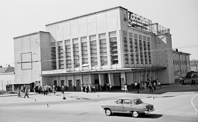 На фото: вид на Оренбургский областной театр музыкальной комедии (1938-57 – Чкаловский), 1967 год. Создан в 1935 на базе Винницкого театра музыкальной комедии.