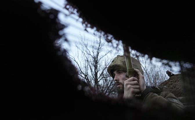 “Убегают, сдаются, бросают оружие, бухают”: Ущербное воинство ВСУ тает на глазах