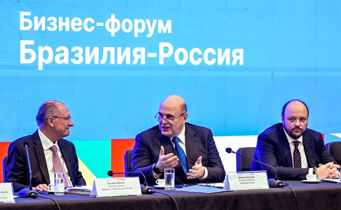 На фото: вице-президент Бразилии Жералду Алкмин, премьер-министр РФ Михаил Мишустин и председатель Совета предпринимателей Россия - Бразилия, глава Российской ассоциации производителей удобрений (РАПУ) Андрей Гурьев (слева направо)