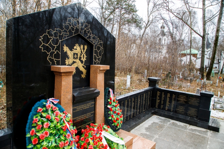 На фото: памятники и мемориалы участникам революции 1917-го и гражданской войны.