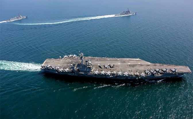 На фото: авианосец класса «Нимиц» USS Abraham Lincoln (CVN 72).