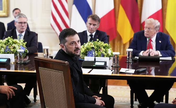 На фото: президент Украины Владимир Зеленский (на переднем плане). На дальнем плане слева направо: премьер-министр Великобритании Кир Стармер, президент Франции Эмманюэль Макрон и президент США Дональд Трамп.