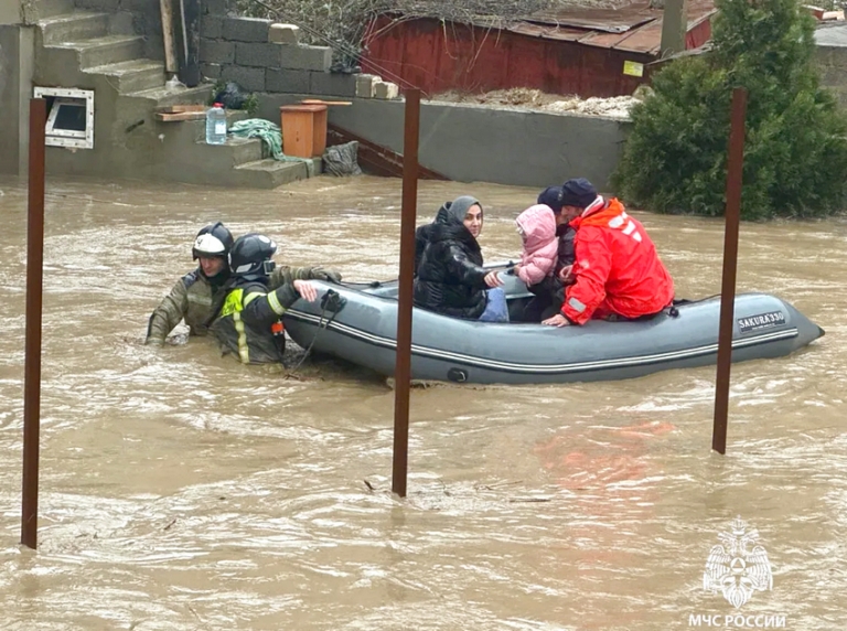 На фото: спасатели проводят эвакуацию жителей во время обильных осадков в Махачкале.