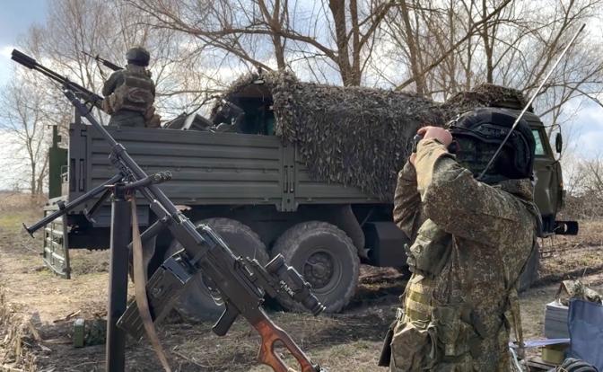 Расчет мобильной огневой группы группировки войск «Север» уничтожил БПЛА боевиков ВСУ в Сумской области.
