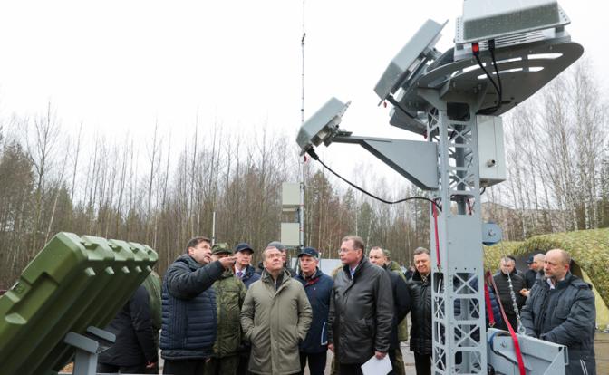 На фото: заместитель председателя Совета безопасности РФ, председатель партии "Единая Россия" Дмитрий Медведев (в центре) во время визита в комплексы лазерного оружия Центрального федерального округа.