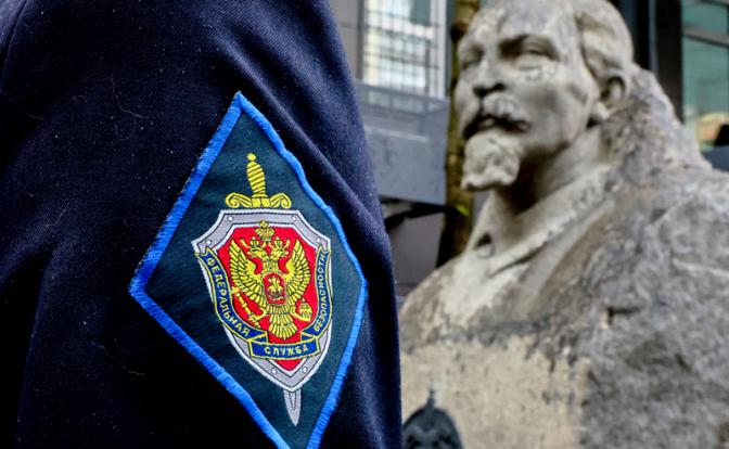 На фото: шеврон сотрудника ФСБ на фоне памятника государственному деятелю Феликсу Дзержинскому.