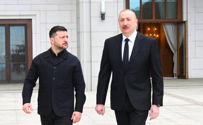 На фото (справа налево): президент Азербайджана Ильхам Алиев и Владимир Зеленский.
