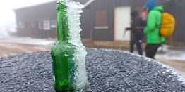 Рекордный снегопад и порывы ветра накануне мая: Поваленные деревья, обрыв ЛЭП, задержка вылетов, ДТП. Есть погибшие