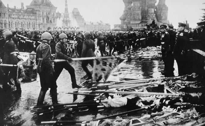 На фото: военнослужащие Особого сводного батальона, бросающие знамена гитлеровской армии к подножию Мавзолея Ленина во время Парада Победы на Красной площади после окончания Великой Отечественной войны.