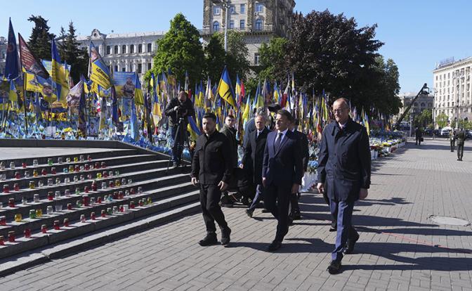 На фото: президент Украины Владимир Зеленский, премьер-министр Польши Дональд Туск, президент Франции Эмманюэль Макрон, канцлер Германии Фридрих Мерц (слева направо)