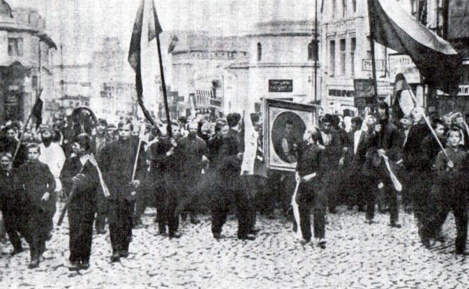 На фото: манифестация на Тверской улице в Москве, превратившаяся в погром. Москва, 28 мая 1915 года.