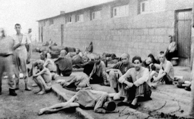 На фото: узники фашистского концентрационного лагеря, 1945 год.