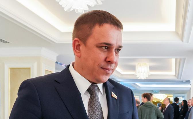 На фото: член Совета Федерации Айрат Гибатдинов.