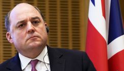 Декоративное устрашение: МВД РФ объявило в розыск экс-главу Минобороны Британии