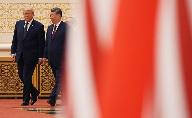 На фото: председатель КНР Си Цзиньпин и президент СЩА Дональд Трамп (справа налево)