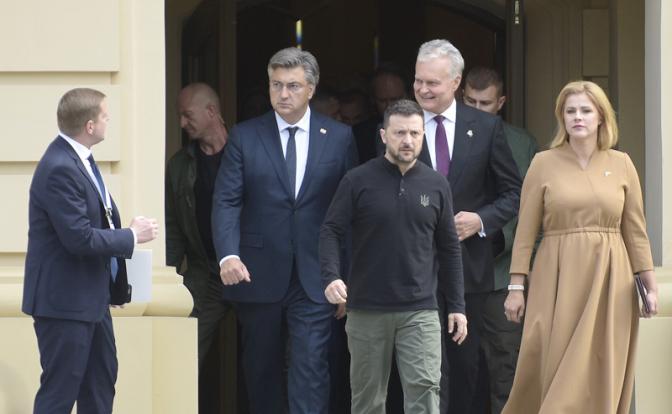 На фото: президент Литовской Республики Гитанас Науседа, Владимир Зеленский и премьер-министр Латвийской Республики Эвика Силина в Киеве.