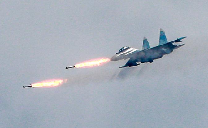 На фото: истребитель Су-35.