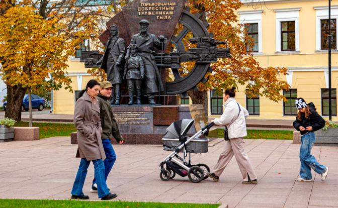 На фото: горожане на фоне памятника «Горьковчанам — доблестным труженикам тыла» на территории Нижегородского Кремля.