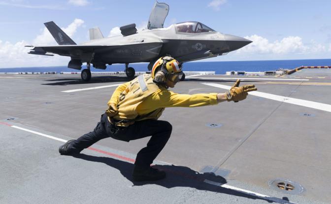 На фото: сотрудник ВМС США подает сигнал истребителю-невидимке F-35B Lightning II Корпуса морской пехоты.