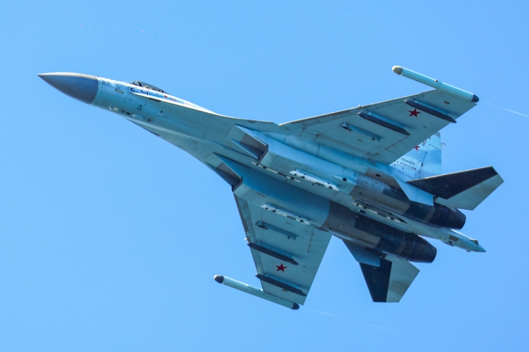 На фото: истребитель Су-35С во время выполнения боевых стрельб ракетным оружием и артиллерией.