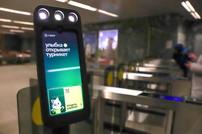 На фото: биометрическая система оплаты проезда в метро "Чкаловская" в Москве.