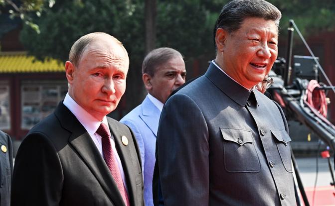 На фото: президент РФ Владимир Путин и председатель КНР Си Цзиньпин (слева направо). Архивное фото.