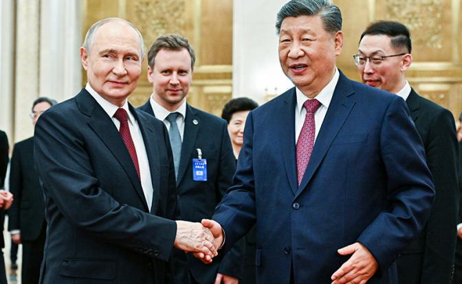 На фото: президент РФ Владимир Путин и председатель Китайской Народной Республики Си Цзиньпин (слева направо) после церемонии подписания совместных документов по итогам российско-китайских переговоров в Доме народных собраний.