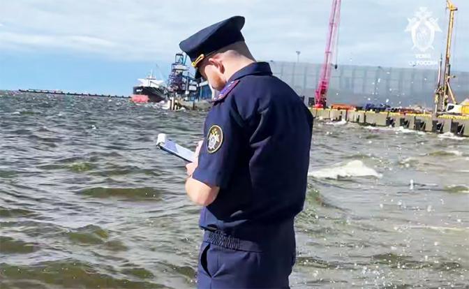 На фото: сотрудник Следственного комитета РФ в порту  Усть-Луге