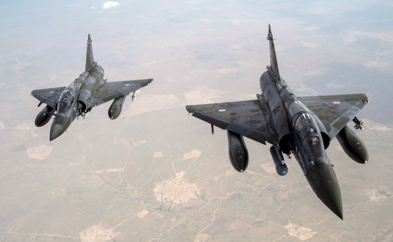 На фото: французские истребители Mirage 2000D ВВС США.