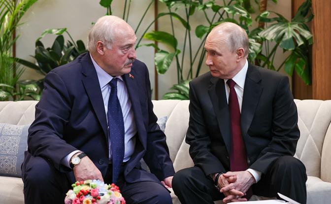 На фото: президент РФ Владимир Путин и На фото: президент Белоруссии Александр Лукашенко (справа налево) во время встречи на полях саммита Высшего Евразийского экономического совета