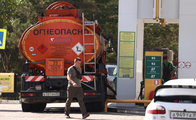 Бензин - по талонам! «Рекордный» курортный сезон в Крыму ВСУ сейчас добивают на трассе «Новороссия»