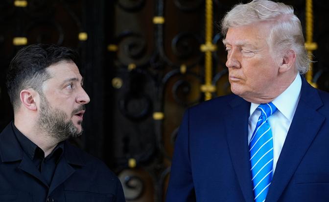 На фото: президент США Дональд Трамп (справа) и президент Украины Владимир Зеленский (слева)
