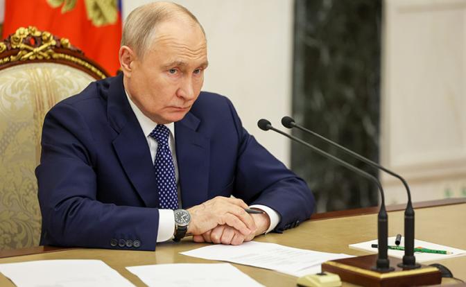 На фото: президент РФ Владимир Путин во время совещания о мерах поддержки пострадавших и ходе расследования теракта в Старобельске.