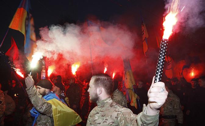 У Киева драматический выбор - разлюбить Бандеру или остаться без "Старлинка"