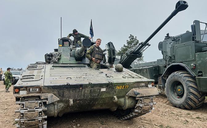 На фото: национальные военные учения Aurora 26 в Швеции на острове Готланд