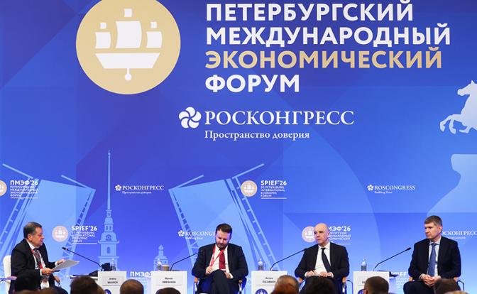 Председатель комитета Госдумы РФ по бюджету и налогам Андрей Макаров, заместитель руководителя Администрации президента РФ Максим Орешкин, министр финансов РФ Антон Силуанов и министр экономического развития РФ Максим Решетников (слева направо)