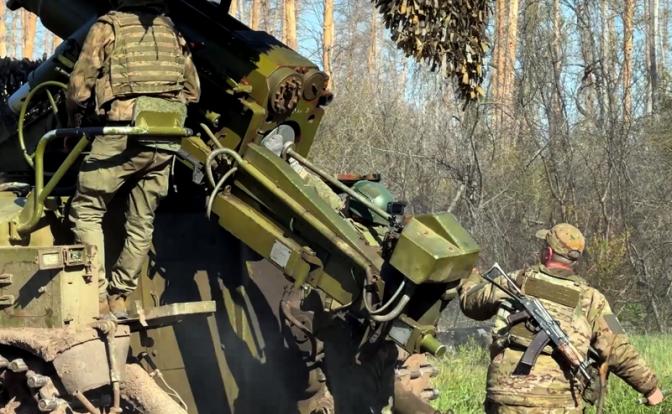 На фото: работа расчетов самоходных пушек «Гиацинт-С» группировки «Запад» в зоне проведения СВО.