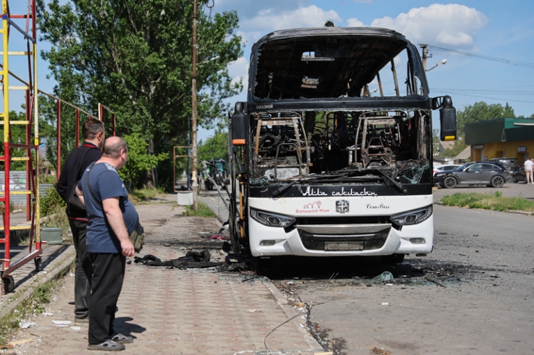 На фото: рейсовый автобус "Москва - Симферополь" после атаки украинским ударным БПЛА в Енакиево.