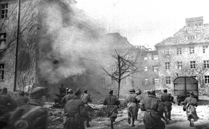 На фото: части 3-го Белорусского фронта во время уличных боев при освобождении Кенигсберга от фашистских войск в ходе Великой Отечественной войны, 1945 год.