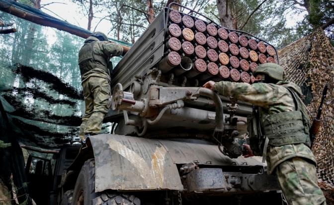 На фото: транспортно-пусковая установка комплекса РС-24 "Ярс" и бронеавтомобиль "Тигр" на полигоне Алабино.