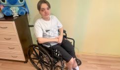 Шестнадцатилетний Родион живёт с постоянной болью и боится лишний раз пошевелиться, чтобы не получить новый перелом
