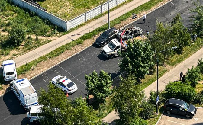 На фото: обстановка на месте подрыва автомобиля на улице Колдунова в микрорайоне Авиаторов.